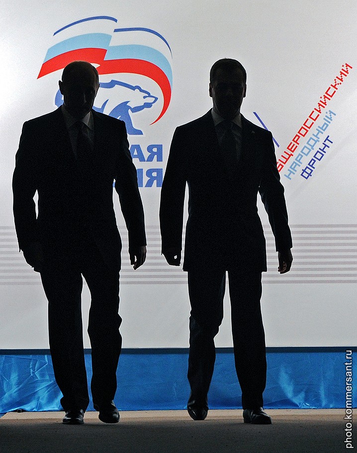 Председатель правительства России Владимир Путин (слева) и президент России Дмитрий Медведев (справа) 