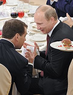 Президент России Дмитрий Медведев (слева) и председатель правительства России Владимир Путин (справа) 