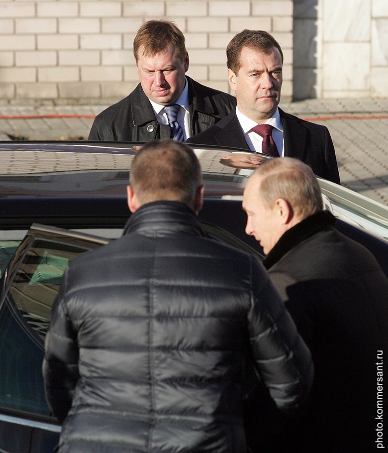 Дмитрий Медведев и Владимир Путин второй год теряют вес в глазах российских избирателей