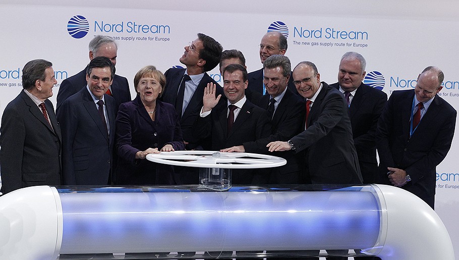 Председатель комитета акционеров компании &amp;quot;Северный Поток&amp;quot; (Nord Stream) Герхард Шредер (слева), премьер-министр Франции Франсуа Фийон (второй слева), федеральный канцлер Германии Ангела Меркель (четвертая слева), премьер-министр Нидерландов Марк Рютте (в центре) и президент России Дмитрий Медведев (пятый справа) на торжественной церемонии, посвященной началу поставок российского газа европейским потребителям по подводному трубопроводу &amp;quot;Северный поток&amp;quot;