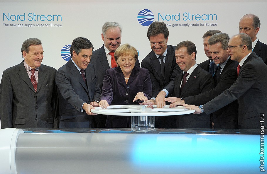 Председатель комитета акционеров компании &amp;quot;Северный Поток&amp;quot; (Nord Stream) Герхард Шредер (слева), премьер-министр Франции Франсуа Фийон (второй слева), федеральный канцлер Германии Ангела Меркель (четвертая слева), премьер-министр Нидерландов Марк Рютте (в центре) и президент России Дмитрий Медведев (пятый справа) на торжественной церемонии, посвященной началу поставок российского газа европейским потребителям по подводному трубопроводу &amp;quot;Северный поток&amp;quot;