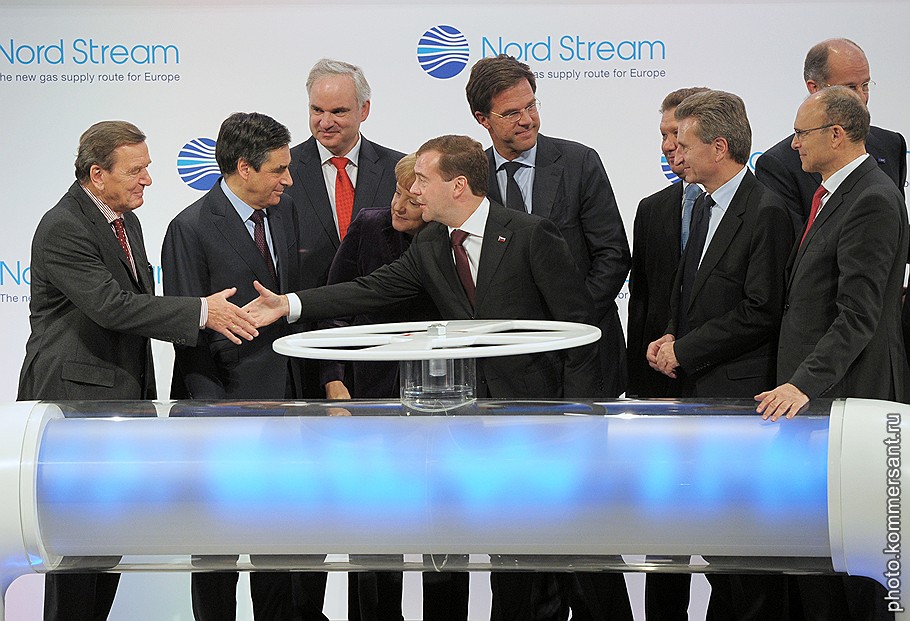 Председатель комитета акционеров компании &amp;quot;Северный Поток&amp;quot; (Nord Stream) Герхард Шредер (слева), премьер-министр Франции Франсуа Фийон (второй слева), федеральный канцлер Германии Ангела Меркель (четвертая слева), президент России Дмитрий Медведев (пятый слева)и премьер-министр Нидерландов Марк Рютте (в центре) на торжественной церемонии, посвященной началу поставок российского газа европейским потребителям по подводному трубопроводу &amp;quot;Северный поток&amp;quot;