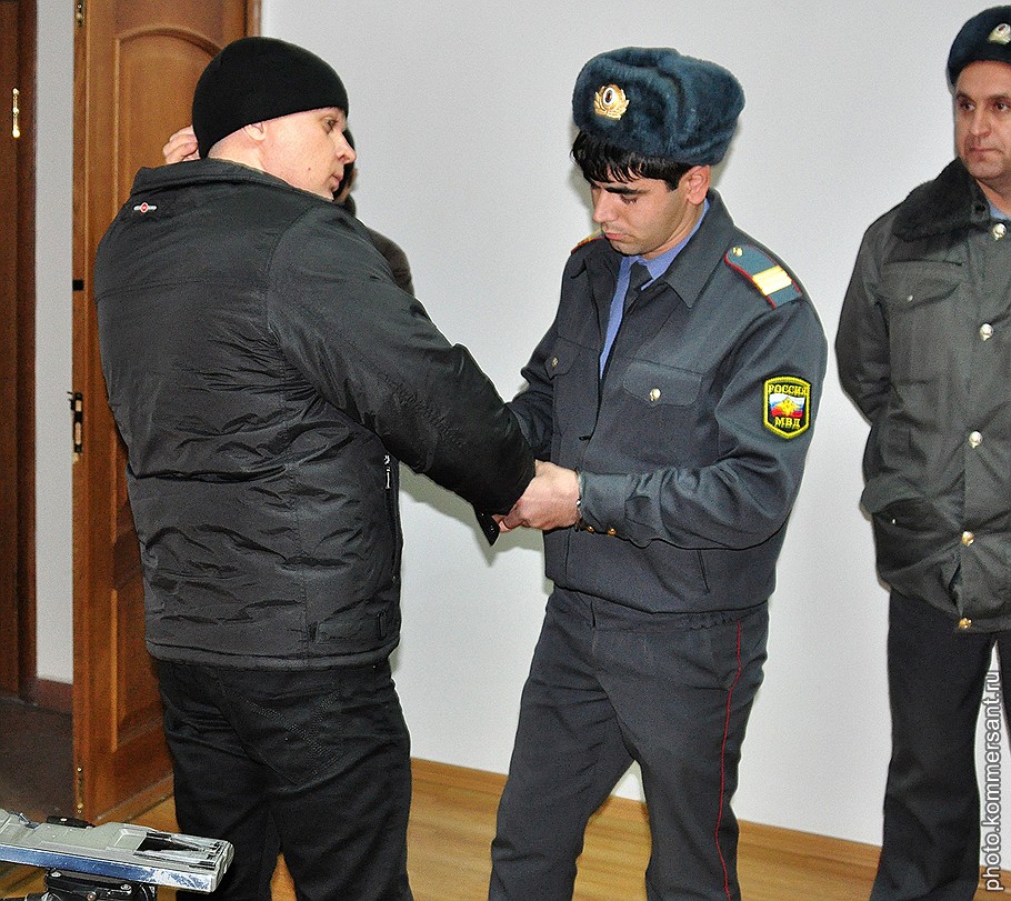 Суд приговорил прапорщика Дмитрия Долгих (слева) к шести годам строгого режима и штрафу в размере 180 тыс. руб.