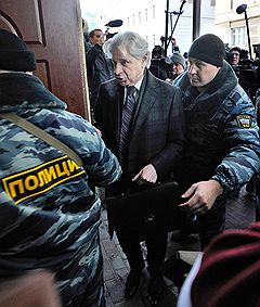 Адвокат Генри Резник (в центре) у Следственного департамента при МВД России, где прошел допрос бывшего мэра Москвы Юрия Лужкова