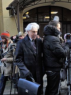 Адвокат Генри Резник (в центре) у Следственного департамента при МВД России, где прошел допрос бывшего мэра Москвы Юрия Лужкова