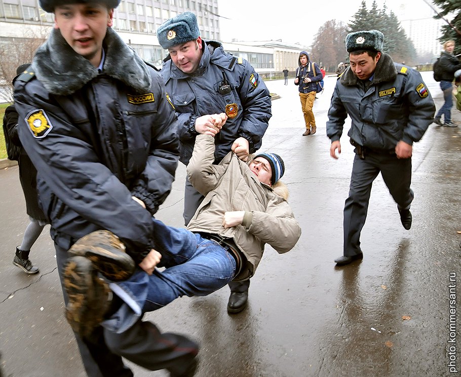Полиция во время задержания участников митинга под лозунгом &amp;quot;МГУ против агитации за Едро и вхождения Студсоюза в ОНФ&amp;quot; у станции метро &amp;quot;Университет&amp;quot;