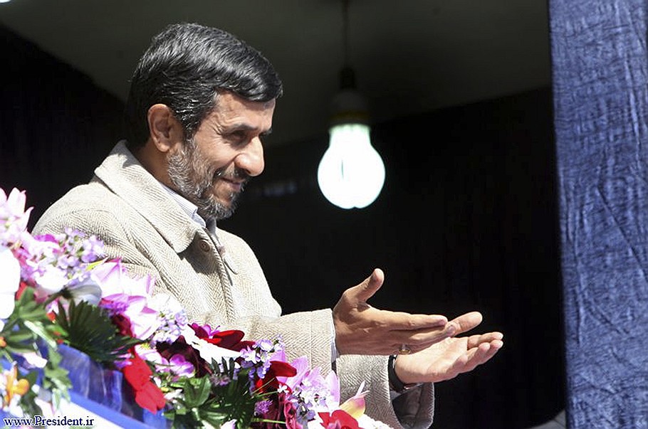 Президент Ирана Махмуд Ахмадинежад все больше недоволен &amp;quot;руководящей и направляющей ролью&amp;quot; находящегося y него за спиной духовного лидера страны аятоллы Али Хаменеи