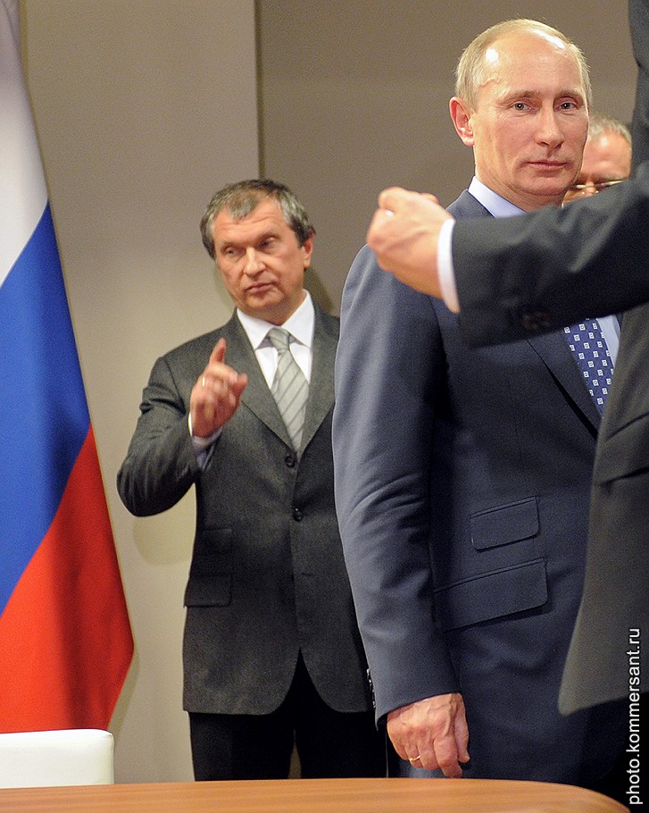 На встрече с Владимиром Путиным (справа) Игорь Сечин (слева) предложил запретить менеджменту сетевых компаний владеть энергосбытовыми активами