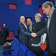 Генеральный директор телекомпании "Первый канал" Константин Эрнст, председатель правительства России Владимир Путин, руководители Театра на Таганке Валерий Золотухин, актриса Людмила Абрамова и актер Вениамин Смехов на презентации фильма "Высоцкий" режиссера Петра Буслова. Презентация прошла на киностудии "Мосфильм"