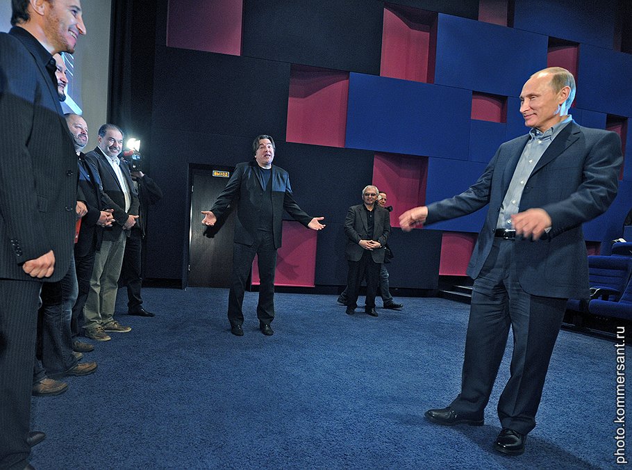 Председатель правительства России Владимир Путин (справа) на презентации фильма &amp;quot;Высоцкий&amp;quot; режиссера Петра Буслова. Презентация прошла на киностудии &amp;quot;Мосфильм&amp;quot;
