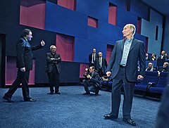 Председатель правительства России Владимир Путин (справа) на презентации фильма "Высоцкий" режиссера Петра Буслова. Презентация прошла на киностудии "Мосфильм"