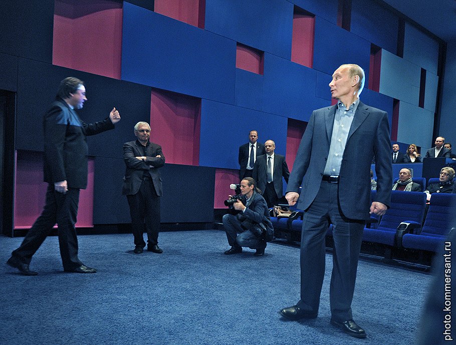 Председатель правительства России Владимир Путин (справа) на презентации фильма &amp;quot;Высоцкий&amp;quot; режиссера Петра Буслова. Презентация прошла на киностудии &amp;quot;Мосфильм&amp;quot;