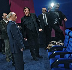 Председатель правительства России Владимир Путин (слева) и генеральный директор телекомпании "Первый канал" Константин Эрнст (в центре) на презентации фильма "Высоцкий" режиссера Петра Буслова. Презентация прошла на киностудии "Мосфильм"