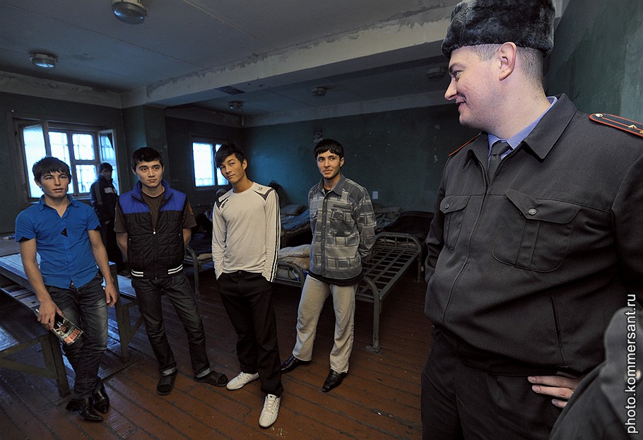 Задержанные нелегальные мигранты из Таджикистана в Центре для содержания иностранных граждан ГУВД г. Москвы №1