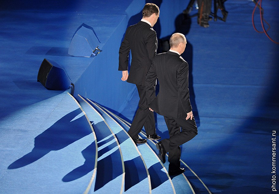 Дмитрий Медведев и Владимир Путин ушли со съезда победителей непроигравшими
