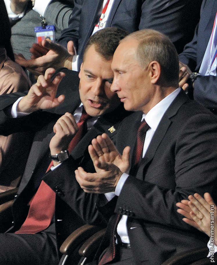 Президент России Дмитрий Медведев (слева) и председатель правительства России Владимир Путин (справа) на XII Съезде Всероссийской политической партии &amp;quot;Единая Россия&amp;quot; на Малой спортивной арене спорткомплекса &amp;quot;Лужники&amp;quot;