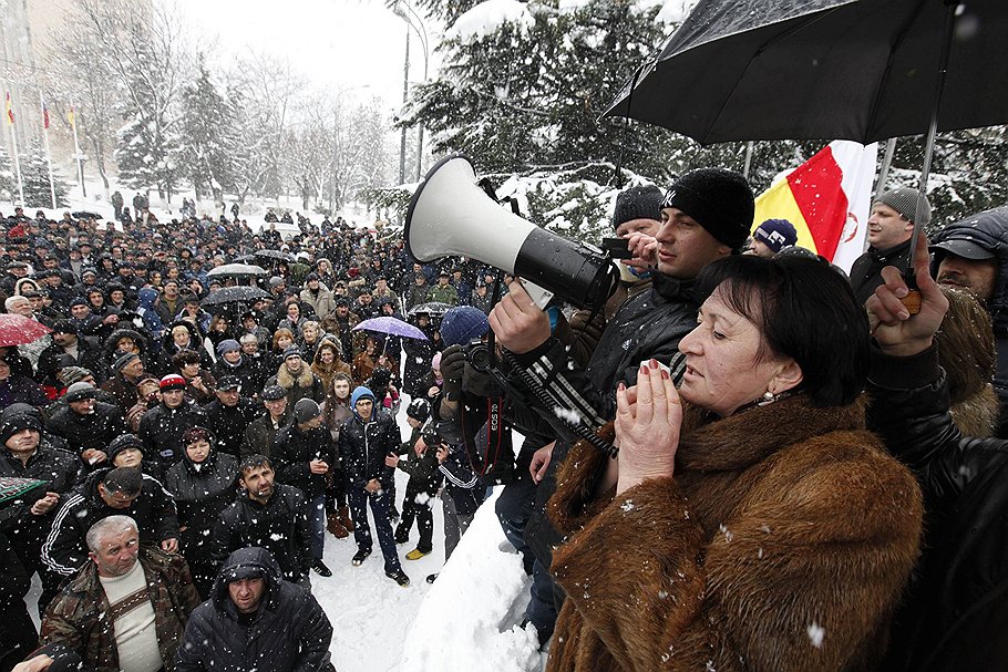 Кандидат в президенты Южной Осетии Алла Джиоева во время митинга