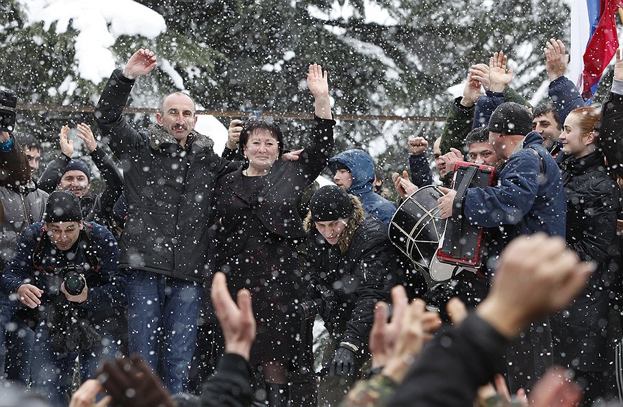 Кандидат в президенты Южной Осетии Алла Джиоева (в центре) во время митинга