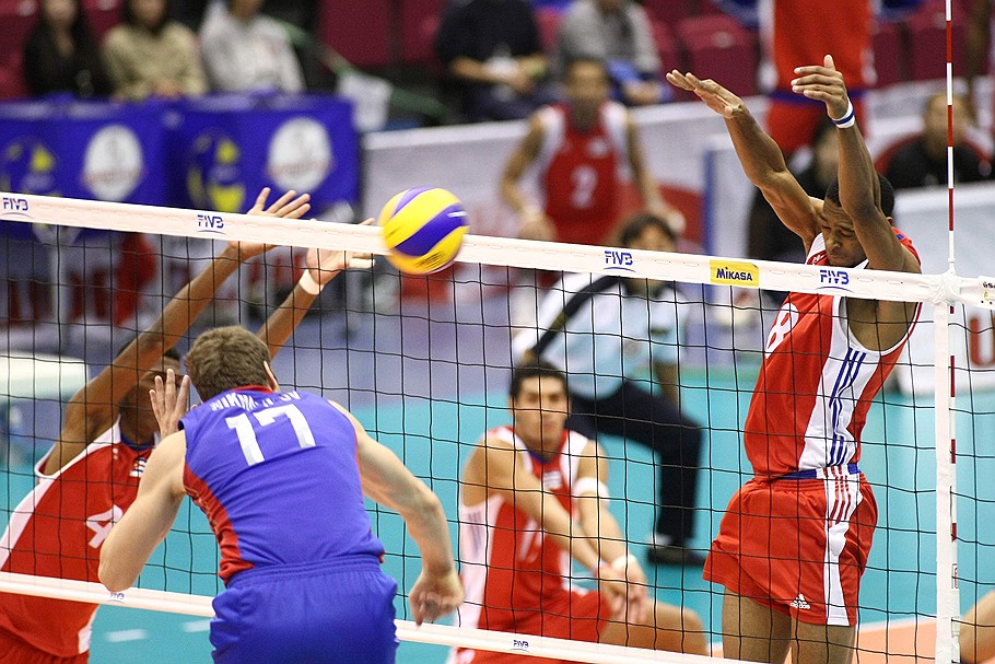 Феноменальная прыгучесть кубинцев (в красной форме) не стала для волейболистов сборной России большой проблемой