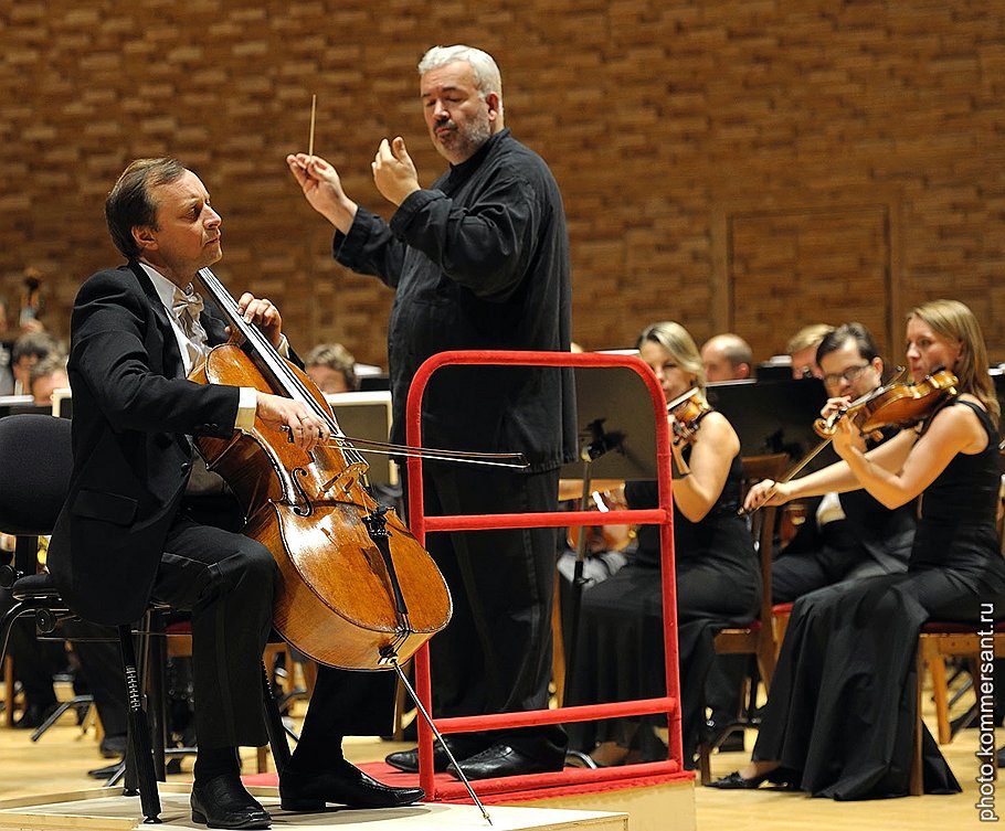 Марк Минковский (в центре) доказал, что качество игры музыкантов прямо пропорционально мере внимания, оказанного им дирижером 