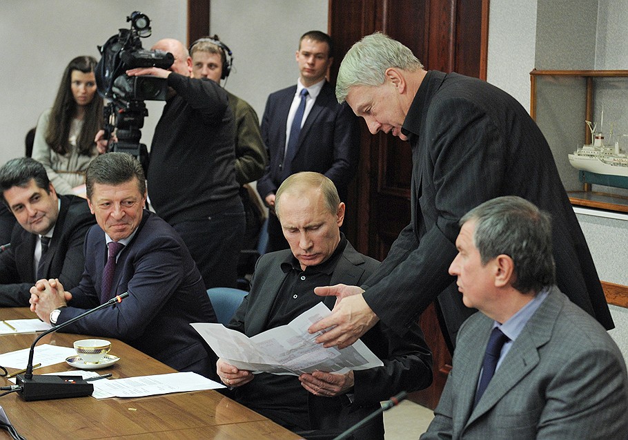 Владимир Путин был вынужден вчера лично убеждать председателя профкома Балтзавода Вячеслава Фирюлина (на фото — стоит справа от премьера), что банкротство будет благом для его профсоюза