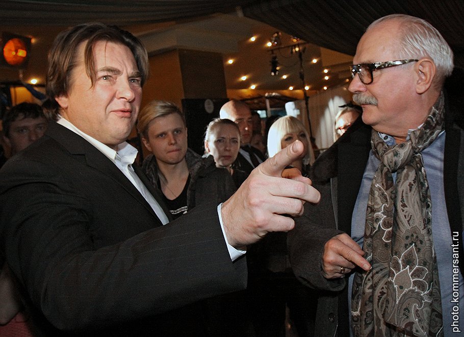 Константин Эрнст (слева) всем рекомендовал посмотреть фильм &amp;quot;Высоцкий&amp;quot;, в том числе Никите Михалкову
