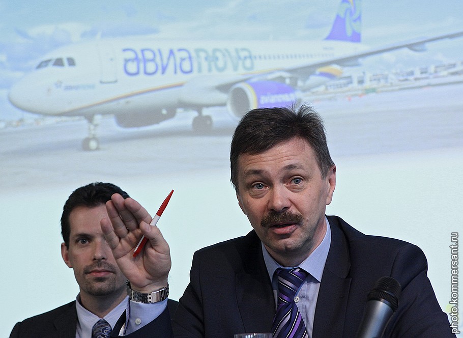 Представитель акционеров авиакомпании &amp;quot;Авианова&amp;quot; Майкл Хайден (слева) и генеральный директор авиакомпании &amp;quot;Авианова&amp;quot; Владимир Горбунов (справа)
