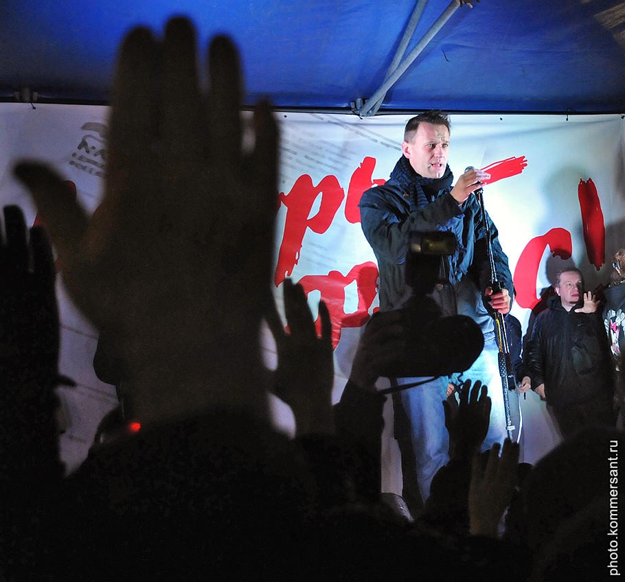 Блогер, основатель проекта &amp;quot;Роспил&amp;quot; Алексей Навальный во время митинга оппозиции против фальсификаций на выборах в Государственную думу России под лозунгом &amp;quot;Эти выборы - фарс! Вернем себе выбор! Вернем власть народу!&amp;quot;. Митинг прошел на Чистопрудном бульваре