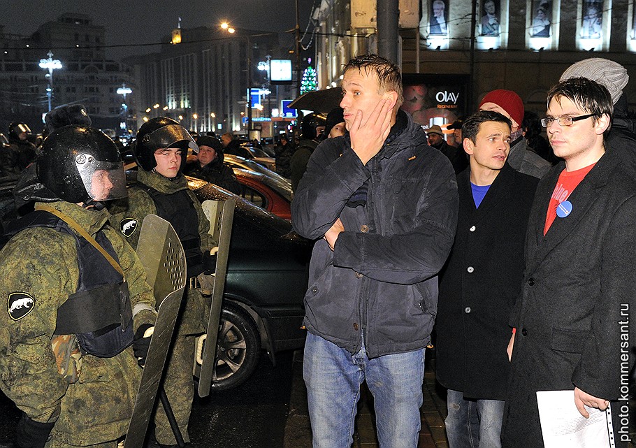 Блогер, основатель проекта &amp;quot;Роспил&amp;quot; Алексей Навальный (в центре) и член бюро движения &amp;quot;Солидарность&amp;quot; Илья Яшин (второй справа) во время митинга оппозиции против фальсификаций на выборах в Государственную думу России под лозунгом &amp;quot;Эти выборы - фарс! Вернем себе выбор! Вернем власть народу!&amp;quot;. Митинг прошел на Чистопрудном бульваре