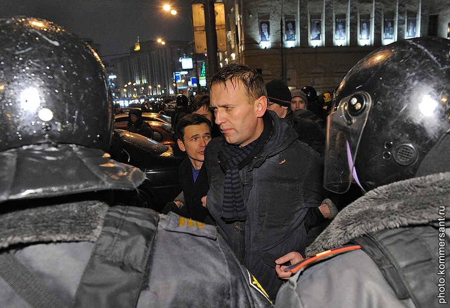 Член бюро движения &amp;quot;Солидарность&amp;quot; Илья Яшин (слева в центре) и блогер, основатель проекта &amp;quot;Роспил&amp;quot; Алексей Навальный (справа в центре) во время митинга оппозиции против фальсификаций на выборах в Государственную думу России под лозунгом &amp;quot;Эти выборы - фарс! Вернем себе выбор! Вернем власть народу!&amp;quot;. Митинг прошел на Чистопрудном бульваре