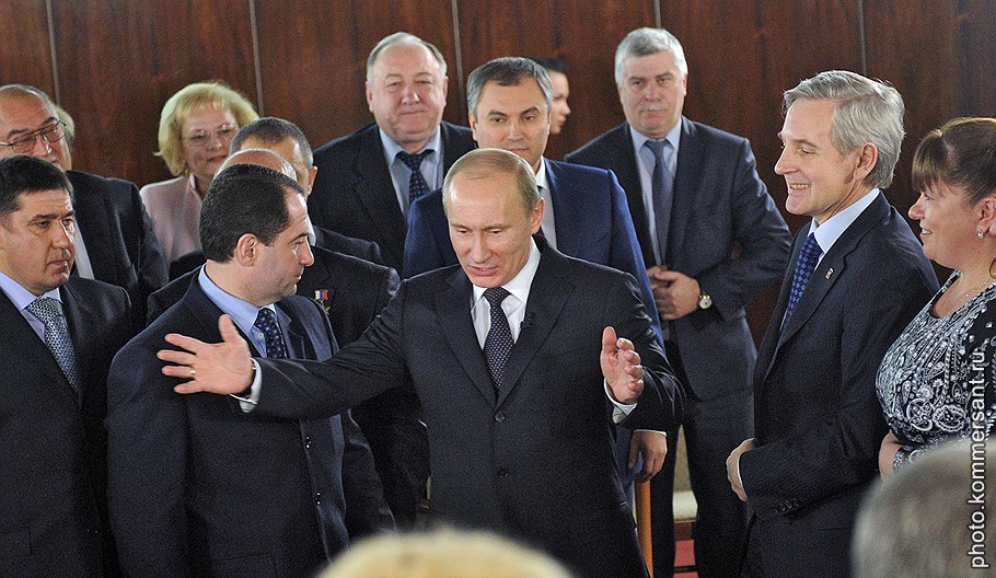Председатель правительства России Владимир Путин (в центре) на встрече с руководителями региональных общественных приемных председателя партии &amp;quot;Единая Россия&amp;quot;