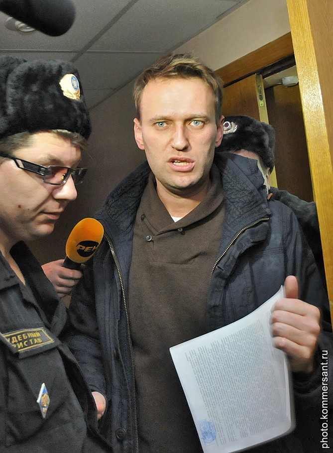 Блогер, основатель проекта &amp;quot;Роспил&amp;quot; Алексей Навальный (справа) после рассмотрения ходатайства о мере пресечения в отношении его в 370 Мировом судебном участке Тверского суда