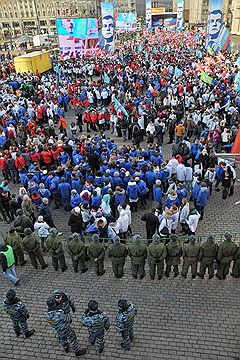 Участники Форума гражданских активистов движения "Наши" во время митинга на Манежной площади