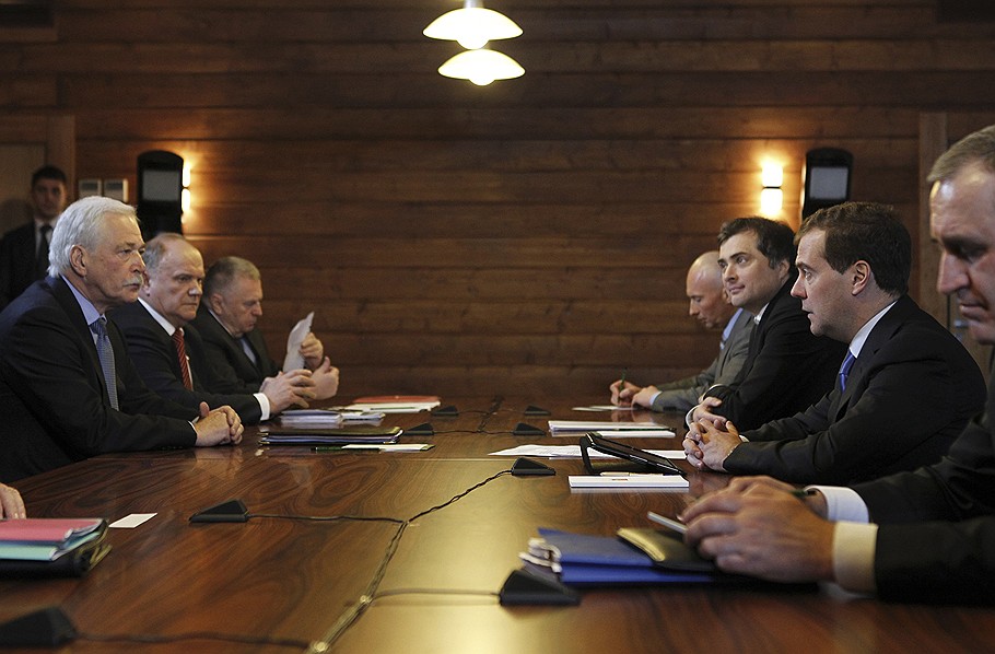 Президент России Дмитрий Медведев (справа) на встрече с представителями парламентских партий в резиденции &amp;quot;Горки&amp;quot;