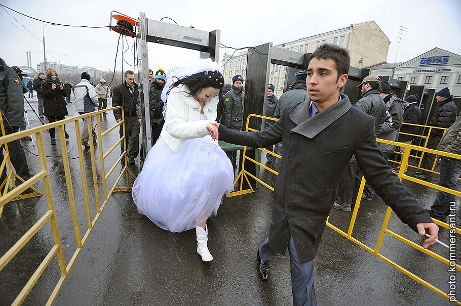 Молодожены на Болотной площади - месте митинга оппозиции &amp;quot;За честные выборы&amp;quot; - во время свадебной прогулки по городу