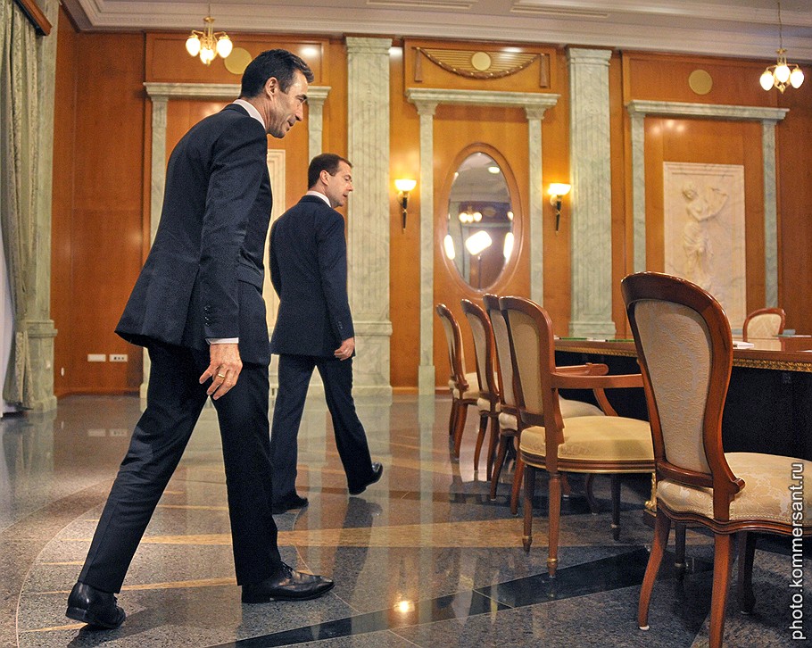 В ближайшие месяцы у Дмитрия Медведева (справа) и Андерса Фога Расмуссена (слева), скорее всего, больше не будет возможности поговорить о наболевшей проблеме с глазу на глаз