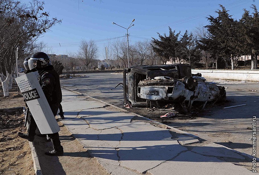 Столкновения, сопровождавшиеся поджогом автомобилей, заставили власти ввести в Жанаозене чрезвычайное положение 
