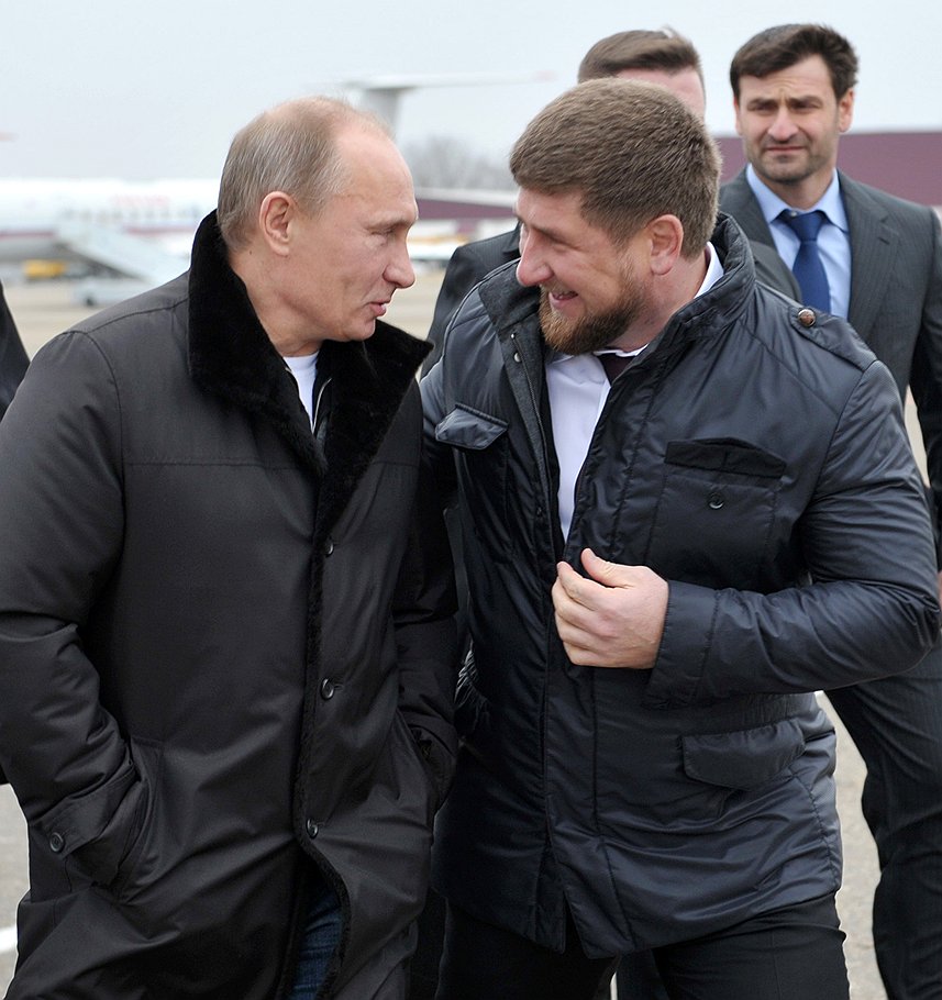 Когда-то Владимир Путин был вынужден пробираться в Гудермес к военным на автотранспорте, а в этот раз смог спокойно прилететь в город, где был радушно встречен главой Чечни Рамзаном Кадыровым (справа)