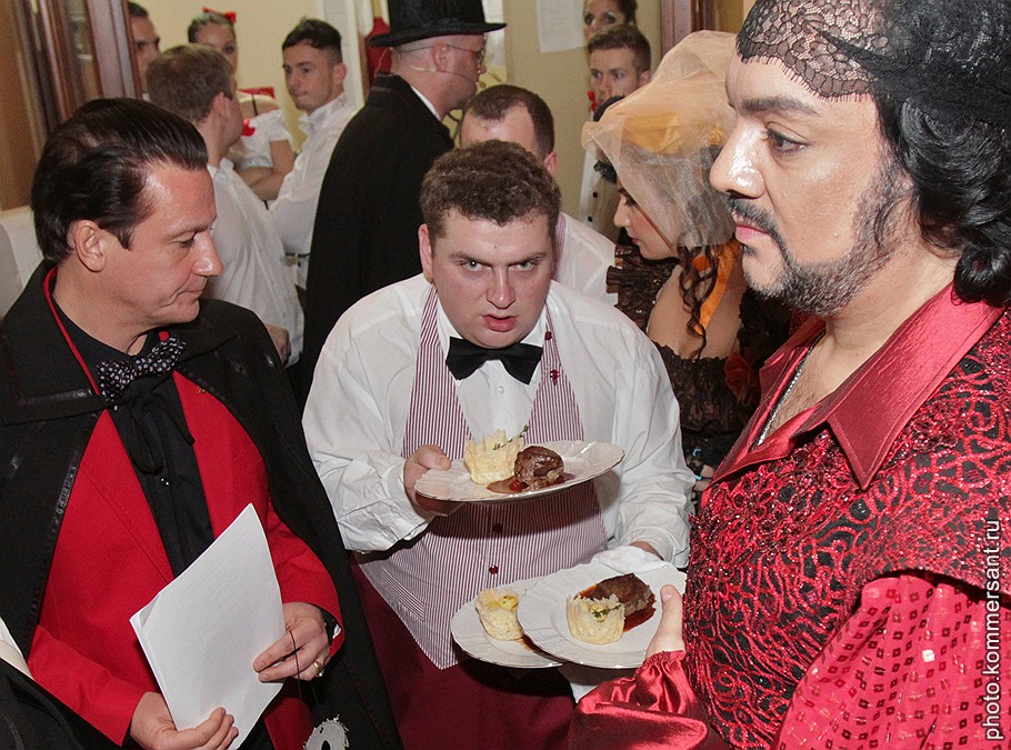 Актер Олег Меньшиков (слева) и певец Филипп Киркоров (справа) на традиционном &amp;quot;Bosco бале&amp;quot; в ресторане отеля &amp;quot;Метрополь&amp;quot;