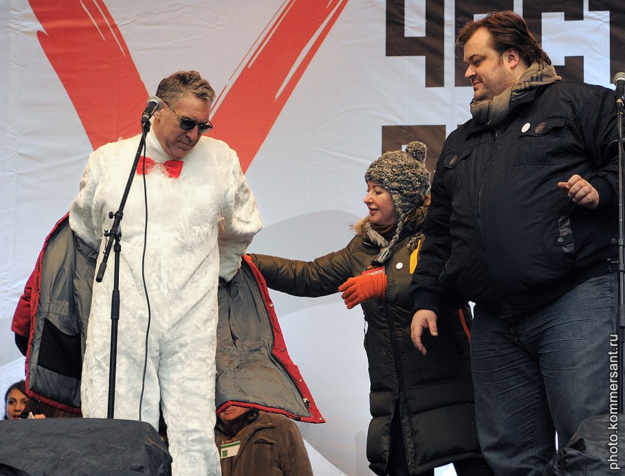 Музыкальный критик Артемий Троицкий (слева) и спортивный телеведущий Василий Уткин (справа) во время митинга оппозиции &amp;quot;За честные выборы&amp;quot;, который прошел на проспекте Академика Сахарова