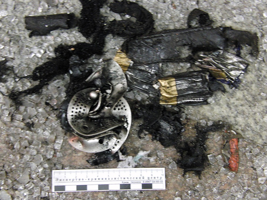 Остатки взрывного устройства, приведенного в действие Марьям Шариповой в вагоне поезда на станции метро &amp;quot;Лубянка&amp;quot;