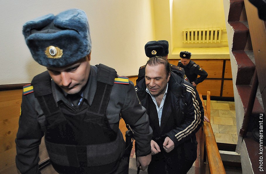 Бизнесмен Виктор Батурин (в центре), задержанный по подозрению в покушении на мошенничество в особо крупном размере, перед началом рассмотрения ходатайства об его аресте в Тверском районном суде