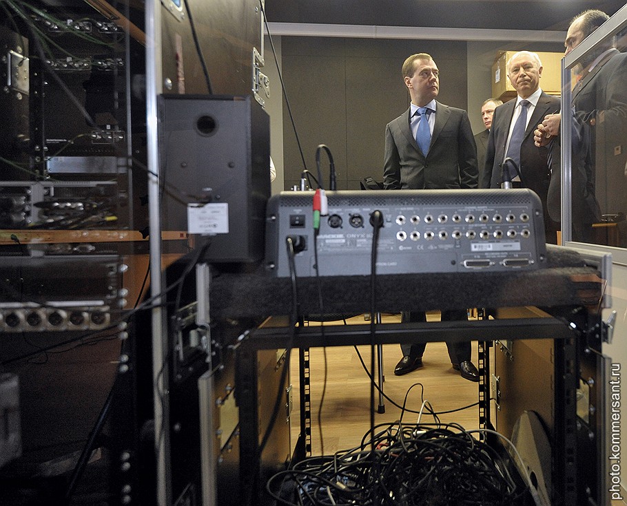 Президент России Дмитрий Медведев (слева) и глава Мордовии Николай Меркушкин (второй справа) во время посещения информационно-вычислительного комплекса &amp;quot;Технопарк-Мордовия&amp;quot;