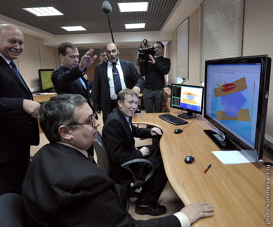 Президент России Дмитрий Медведев (второй слева) и глава Мордовии Николай Меркушкин (слева) во время посещения информационно-вычислительного комплекса &amp;quot;Технопарк-Мордовия&amp;quot;