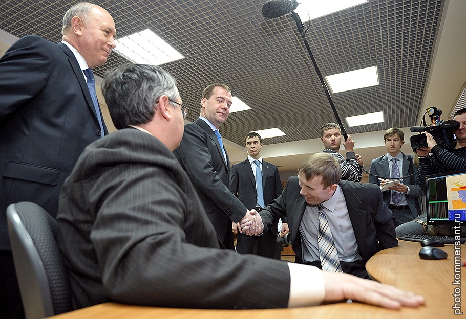 Президент России Дмитрий Медведев (третий слева) и глава Мордовии Николай Меркушкин (слева) во время посещения информационно-вычислительного комплекса &amp;quot;Технопарк-Мордовия&amp;quot;