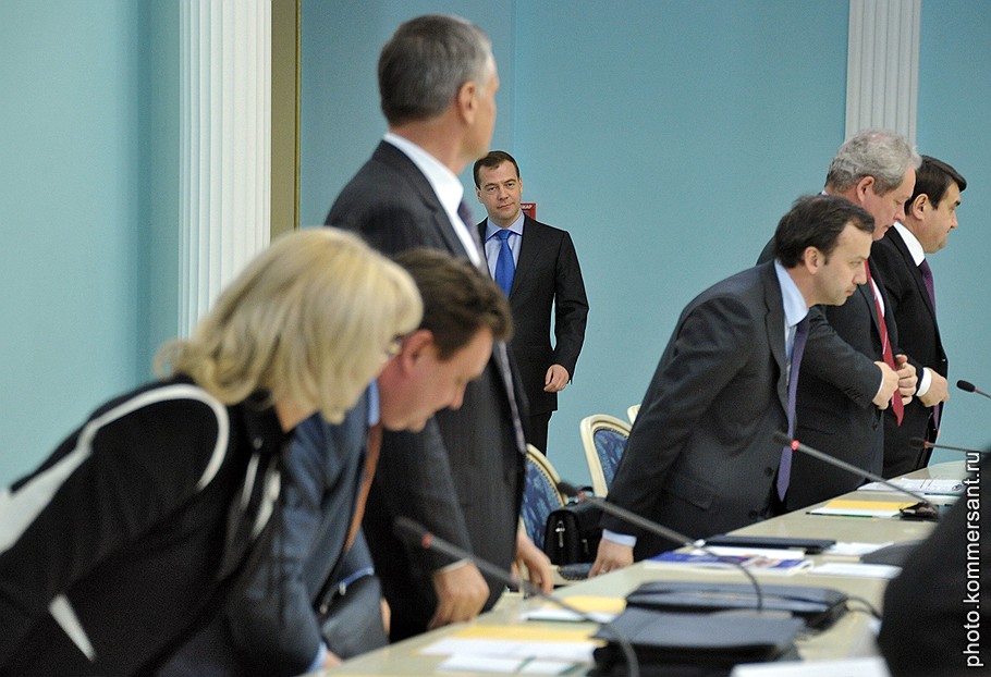 Президент России Дмитрий Медведев (в центре) на заседании Государственного совета России, посвященном усилению государственной гарантии защиты прав потребителей в России