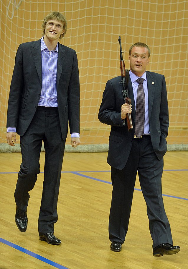 Баскетболист Андрей Кириленко и президент ЦСКА Андрей Ватутин 