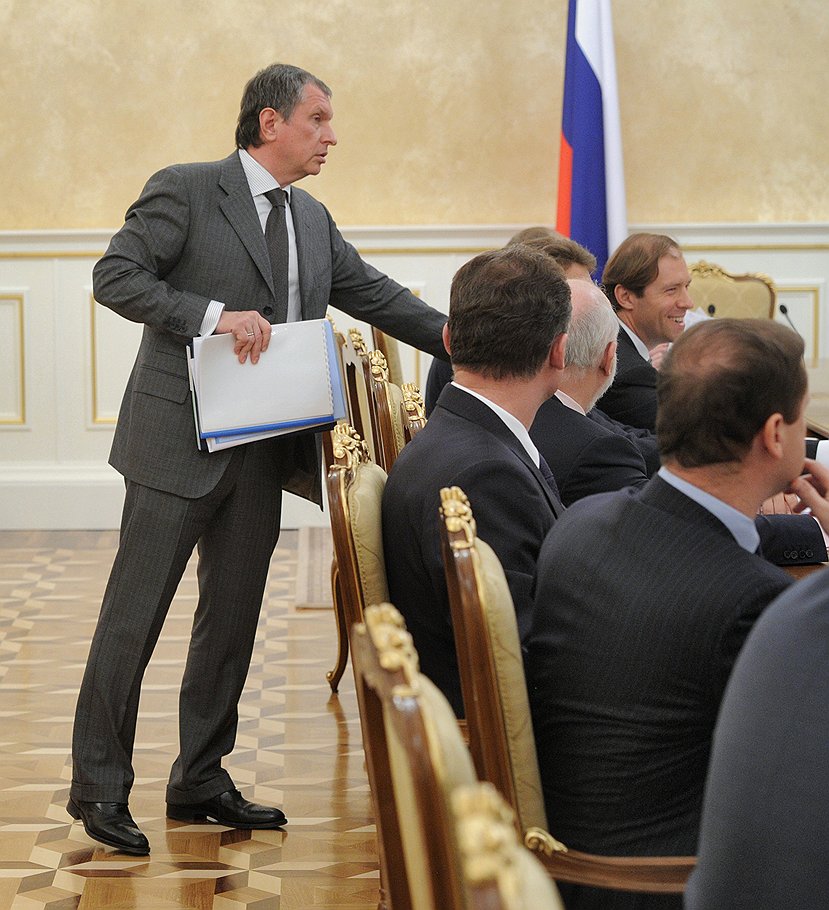 Заместитель председателя правительства России Игорь Сечин (слева) 
