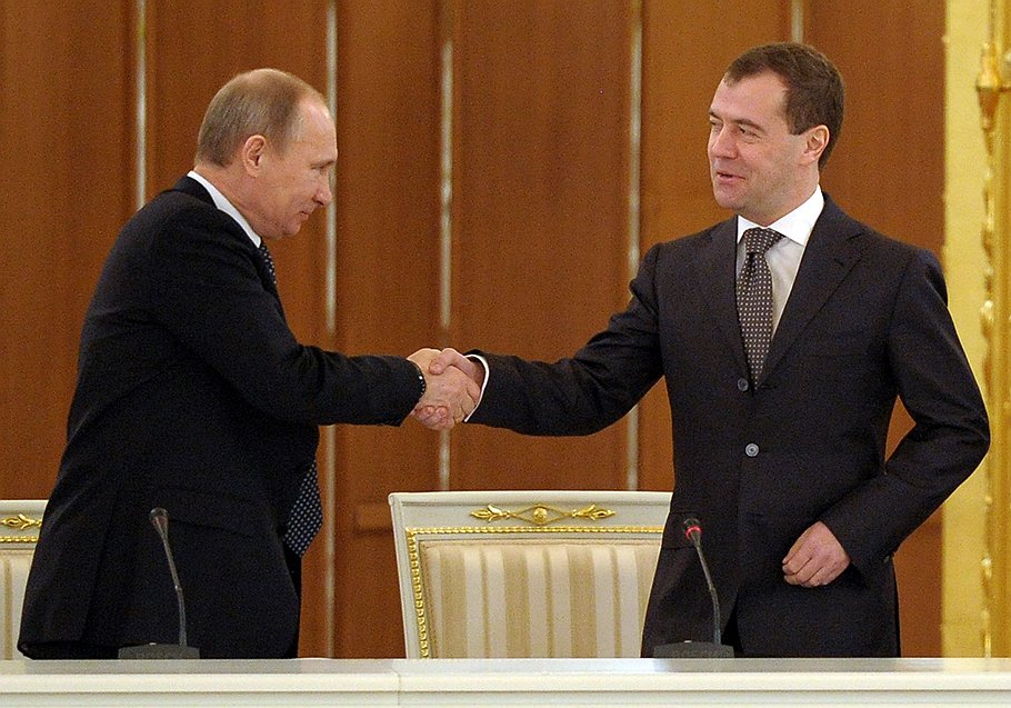 Председатель правительства России Владимир Путин (слева) и президент России Дмитрий Медведев (справа) 