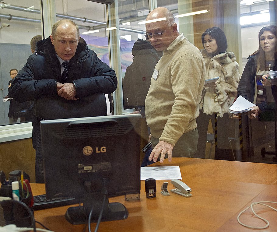 Премьера Владимира Путина в рассказе технического директора станции в Строгино Игоря Симакова (на фото — справа) больше всего поразила история про силу торможения